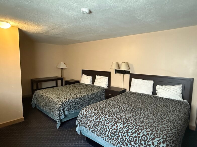 More Photos Of 1102 N Cunningham Ave, Urbana Hospitality For Sale