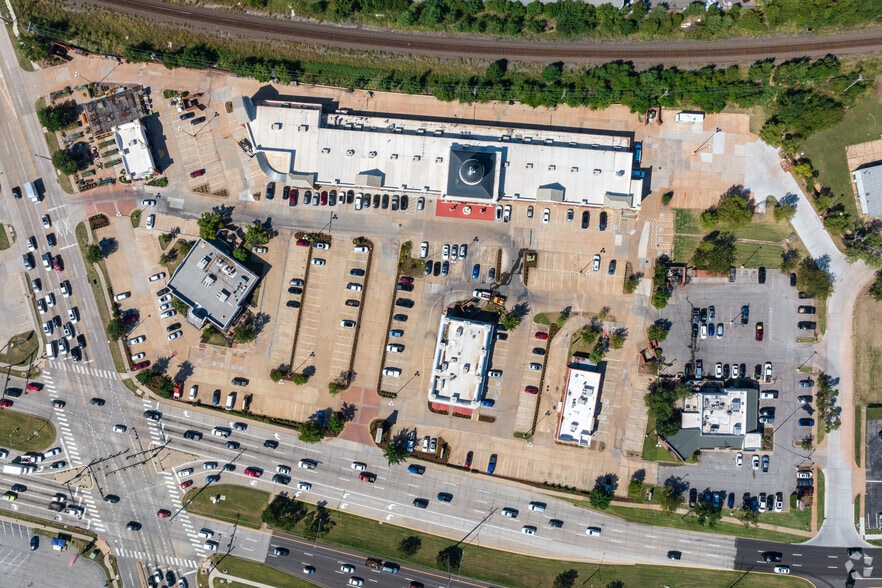 More Photos Of 3209 S Broadway, Edmond Unknown For Lease