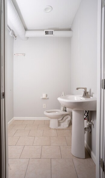 More Photos Of 1414 Forest Ln, Garland Office For Lease