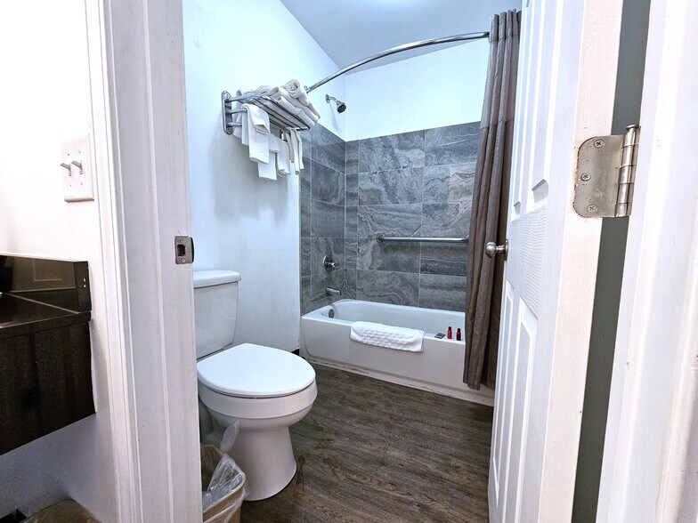 More Photos Of 1920 Bob Griffin Rd, Cameron Hotel For Sale