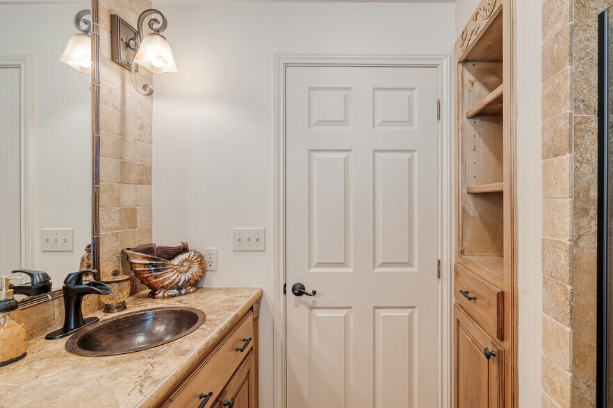 More Photos Of 505 Gilchrist Ln, Del Rio Specialty For Sale