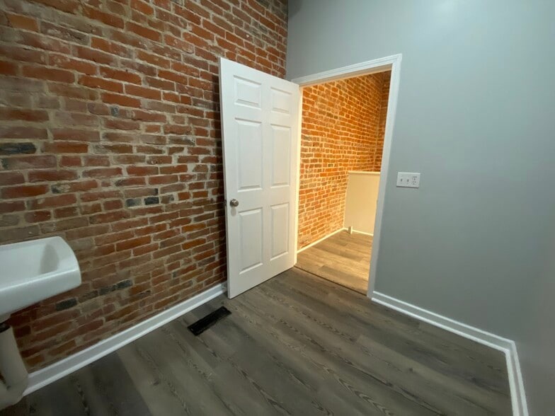 More Photos Of 2514 College Ave, Alton Specialty For Lease