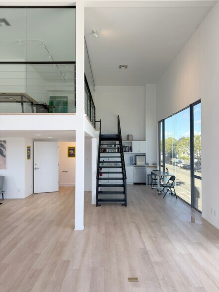 More Photos Of 1501 Main St, Venice Storefront Retail Office For Lease