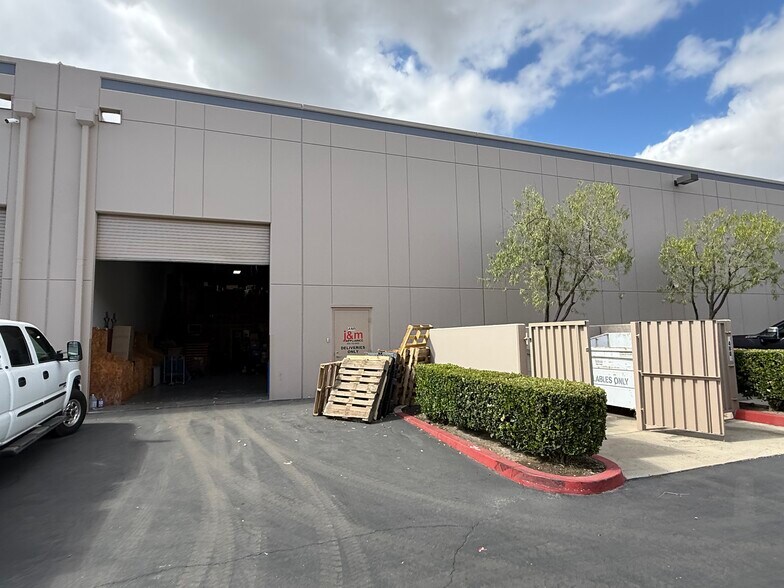 More Photos Of 480 Business Center Ct, Redlands Warehouse For Lease