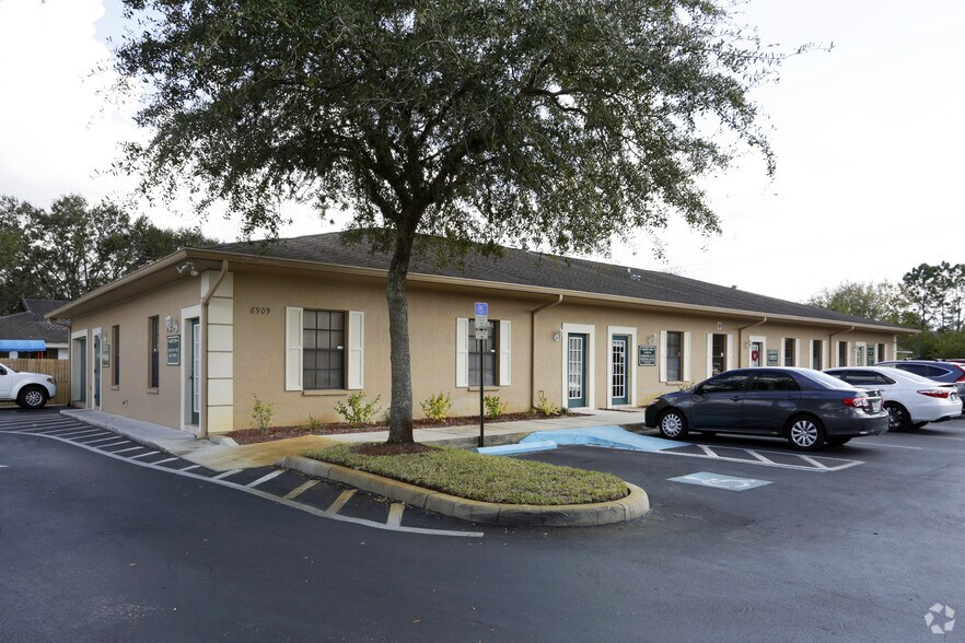More Photos Of 8909 Regents Park Dr, Tampa Office Residential For Lease