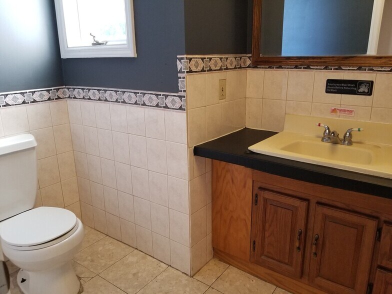 More Photos Of 422 Main St, Fort Lee Freestanding For Lease