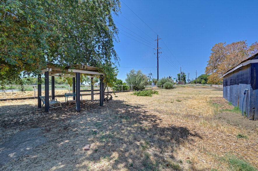 More Photos Of 19435 East St, Woodland Specialty For Sale