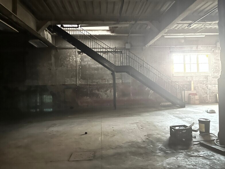 More Photos Of 100 Hinsdale St, Brooklyn Warehouse For Lease