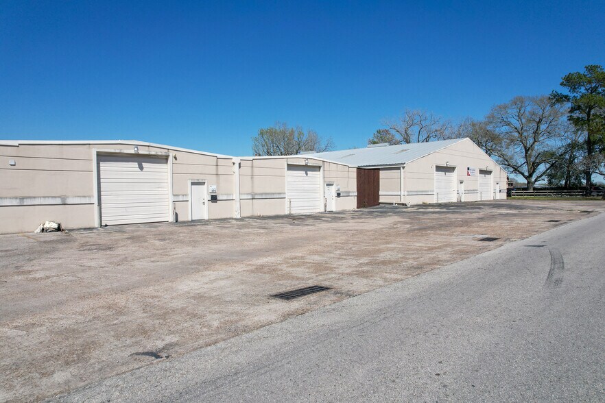 More Photos Of 8301 Braniff St, Houston Warehouse For Lease