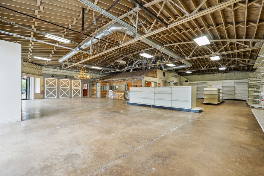 More Photos Of 1186 Clark St, Covington Freestanding For Lease