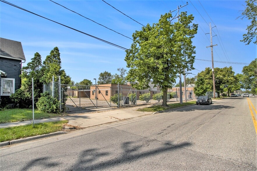 More Photos Of 1206 E Crosstown Pky, Kalamazoo Manufacturing For Lease