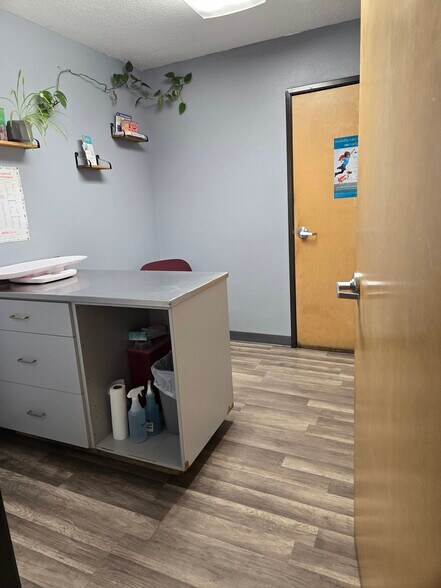 More Photos Of 1037 NW 6th St, Redmond Office For Sale
