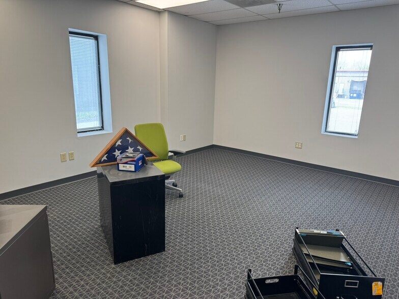 More Photos Of 5016-5150 Park Ave, Des Moines Flex For Lease