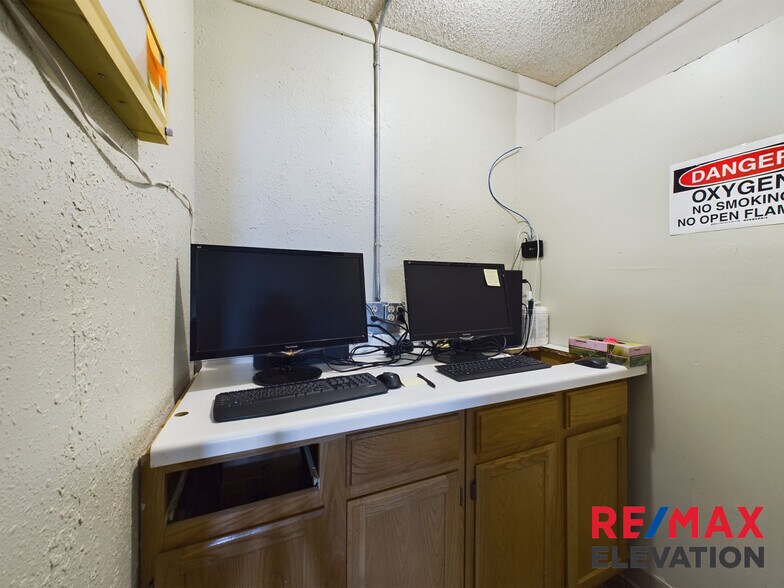 More Photos Of 915 W Fetterman St, Buffalo Office For Sale