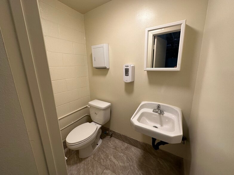 More Photos Of 7456 Valjean Ave, Van Nuys Warehouse For Lease