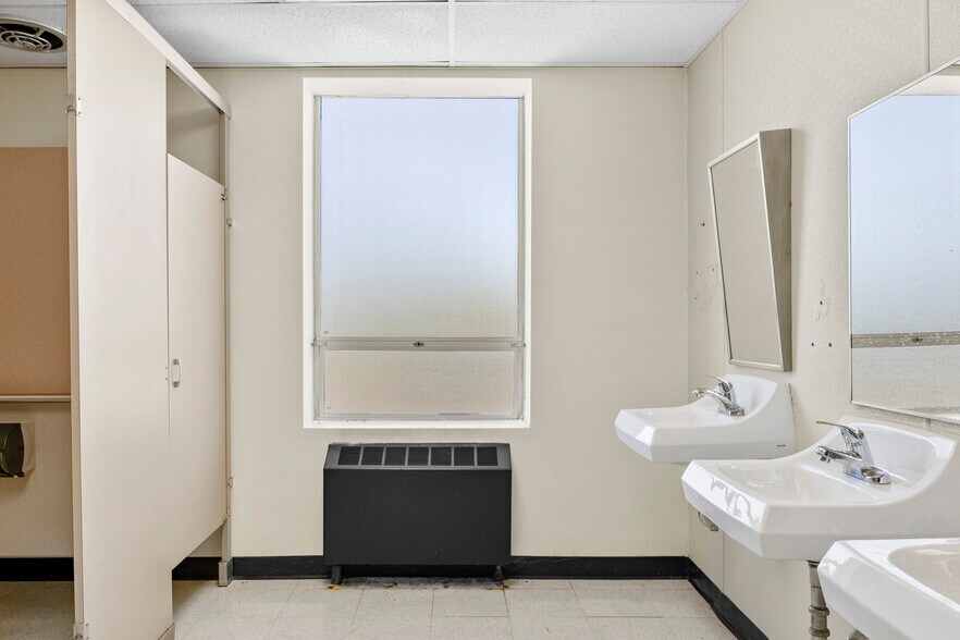 More Photos Of 30-32 N Russell Rd, Albany Office For Sale