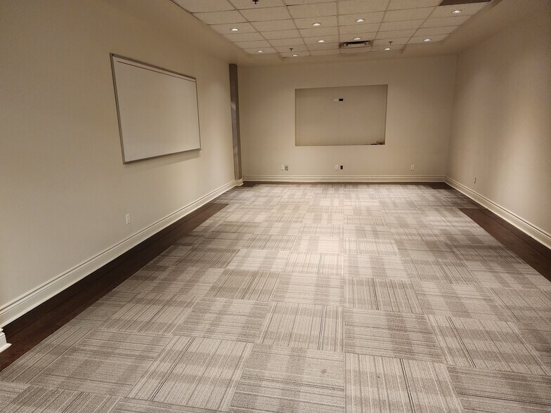 More Photos Of 127-155 Montée de Liesse, Montréal Warehouse For Lease