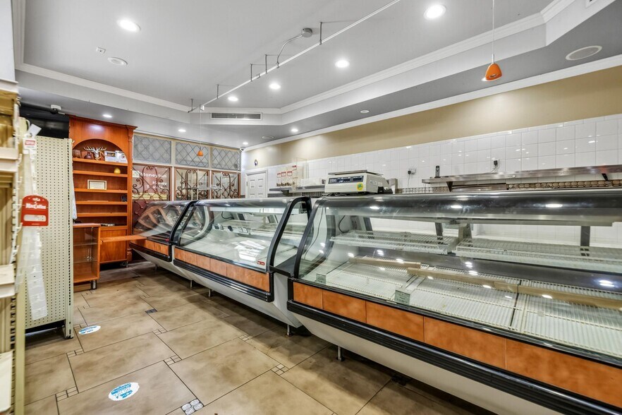 More Photos Of 5075 Hollywood Blvd, Los Angeles Restaurant For Lease