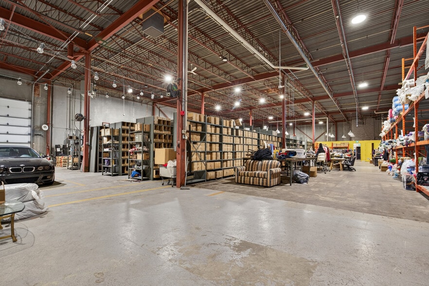 More Photos Of 30 Rue Montrose, Dollard-des-Ormeaux Warehouse For Sale