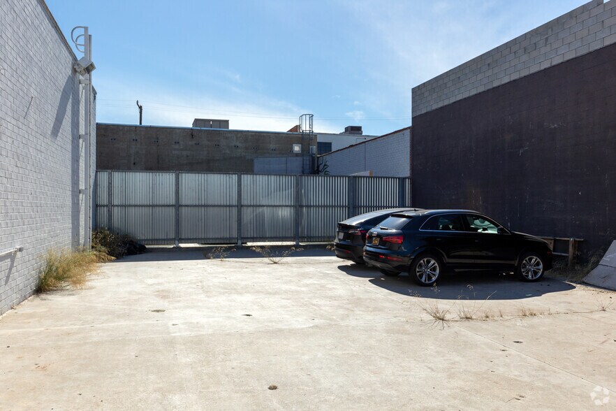 More Photos Of 3049 La Cienega Blvd, Culver City Warehouse For Lease
