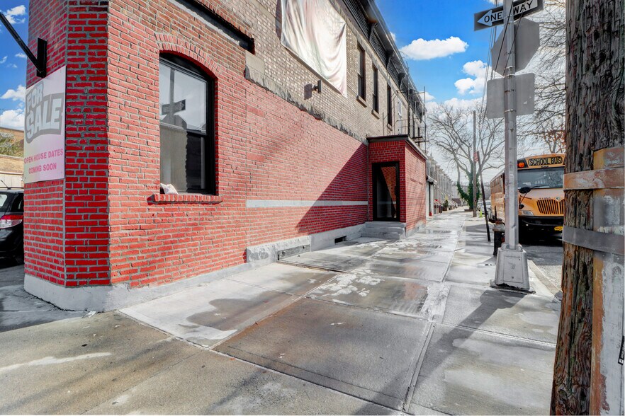 More Photos Of 7416 Cypress Hills St, Glendale Manufacturing For Sale