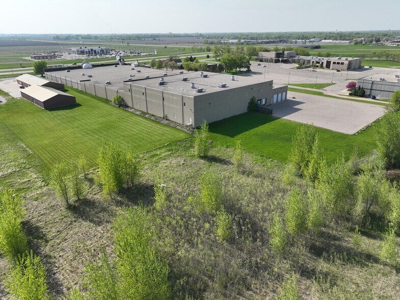 More Photos Of 3901 Abbott Dr, Willmar Freestanding For Sale