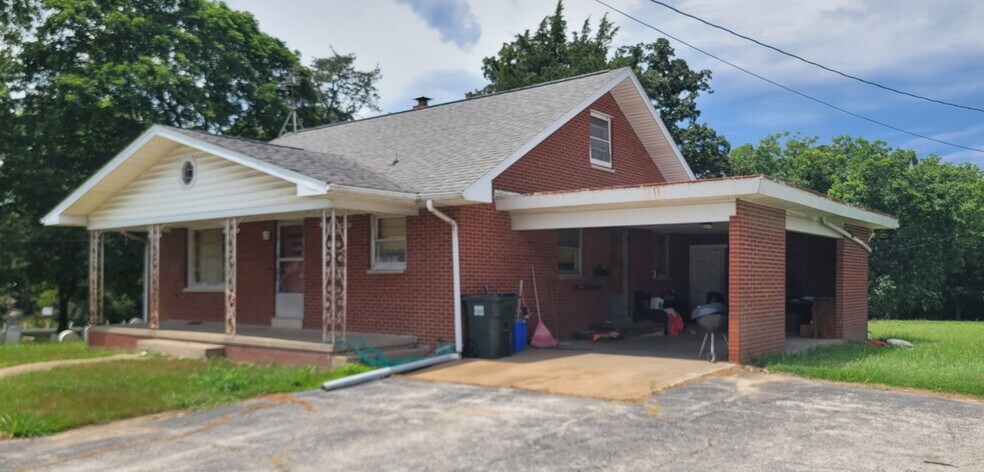 More Photos Of 425 W Market St, Red Bud Flex For Sale