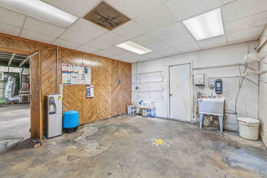 More Photos Of 2053 13th St, Sarasota Warehouse For Lease