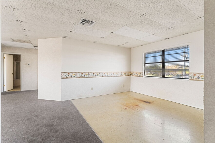 More Photos Of 1108 Commercial Way, Spring Hill Freestanding For Sale