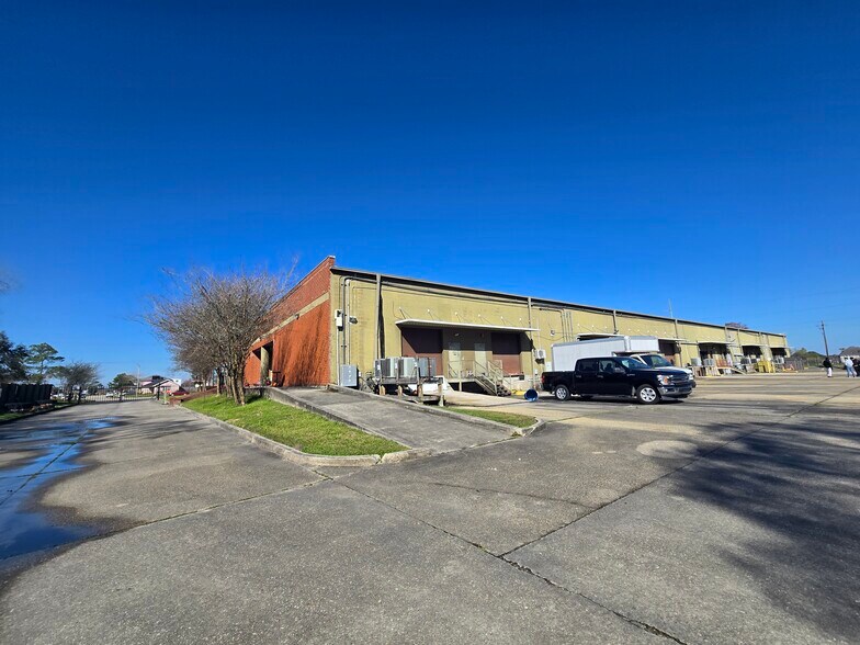 More Photos Of 4949 Bullard Ave, New Orleans Light Distribution For Sale