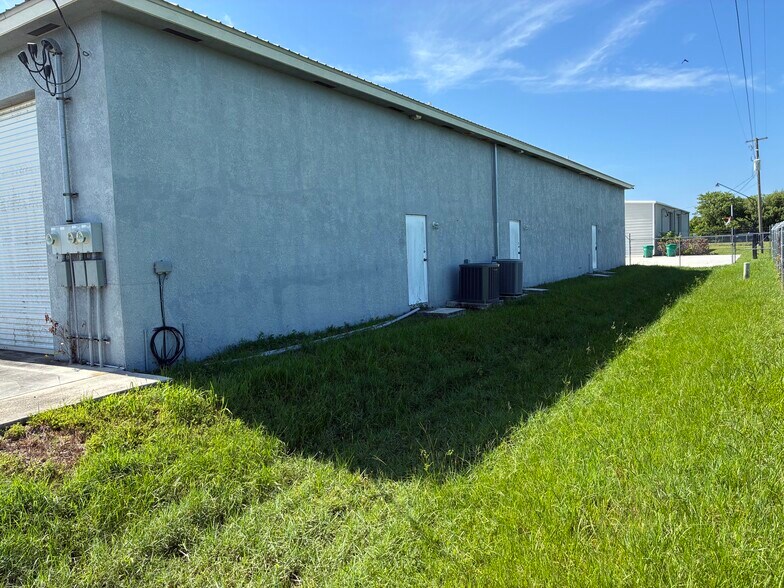 More Photos Of 3037 SW 3rd Ter, Okeechobee Showroom For Lease