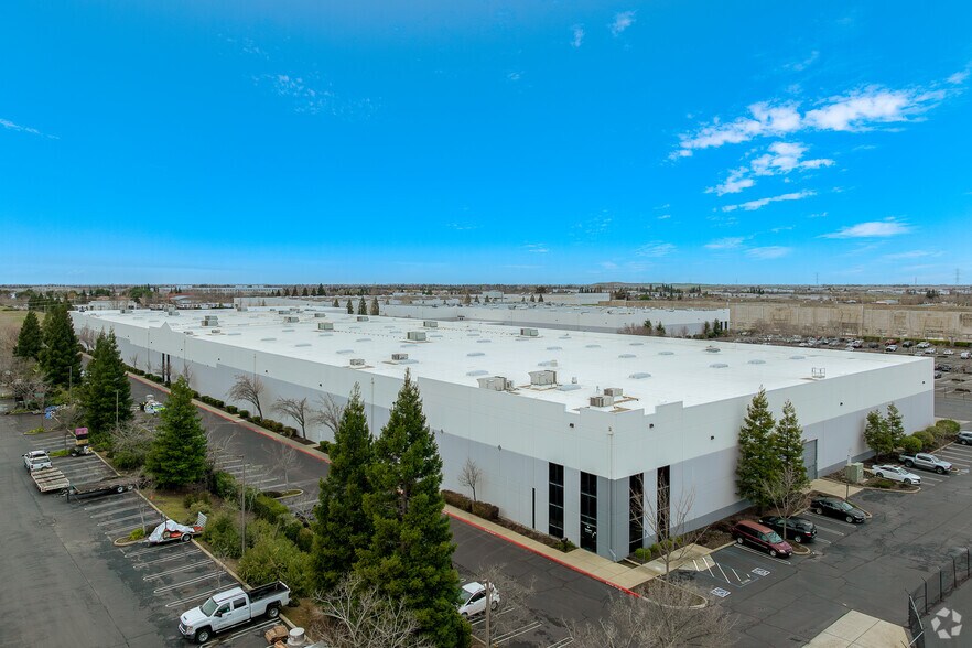 More Photos Of 8860 Industrial Ave, Roseville Distribution For Lease
