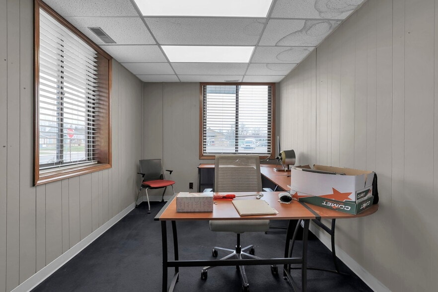 More Photos Of 955 N Main St, Urbana Showroom For Sale