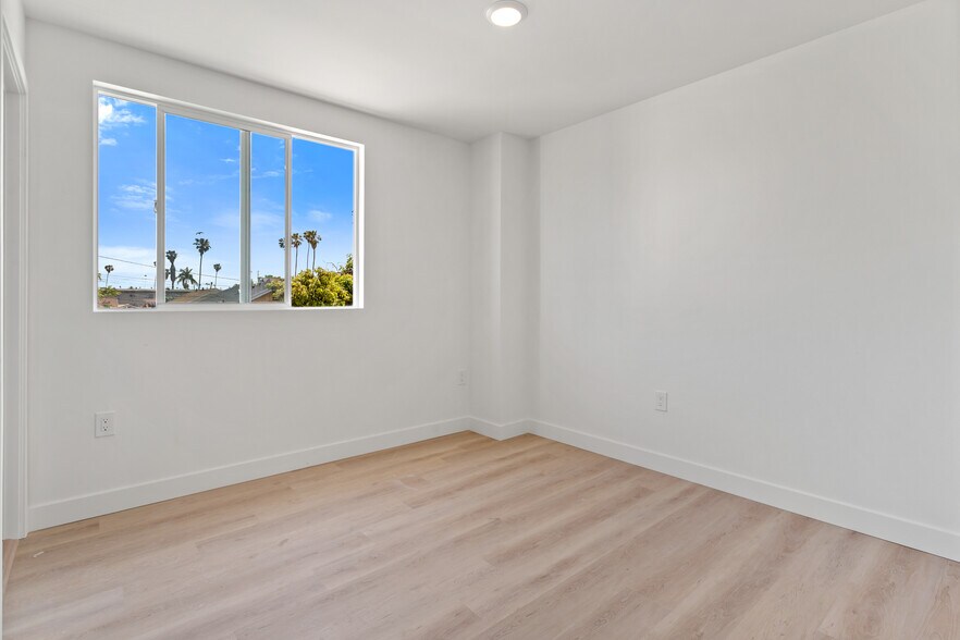 More Photos Of 707 W 80th St, Los Angeles Apartments For Sale