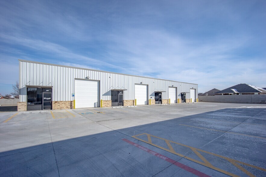 More Photos Of 236 N Chisholm Trail Way, Mustang Warehouse For Lease