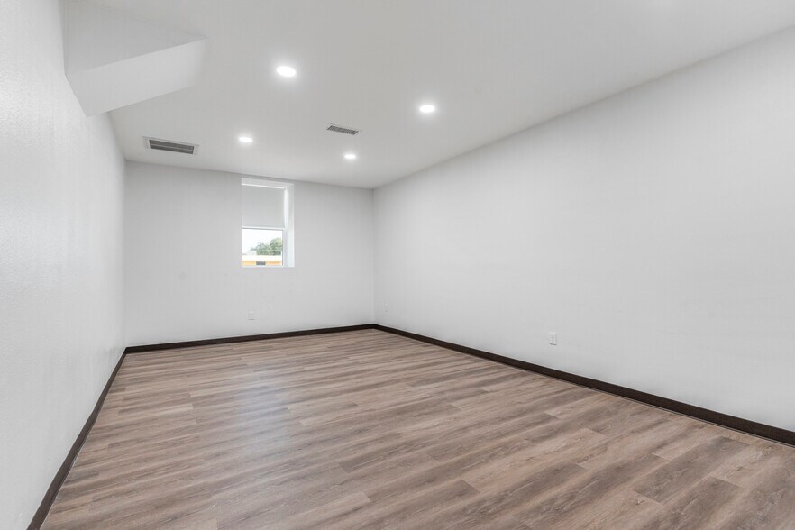 More Photos Of 10401 Fm 1902, Crowley Showroom For Sale