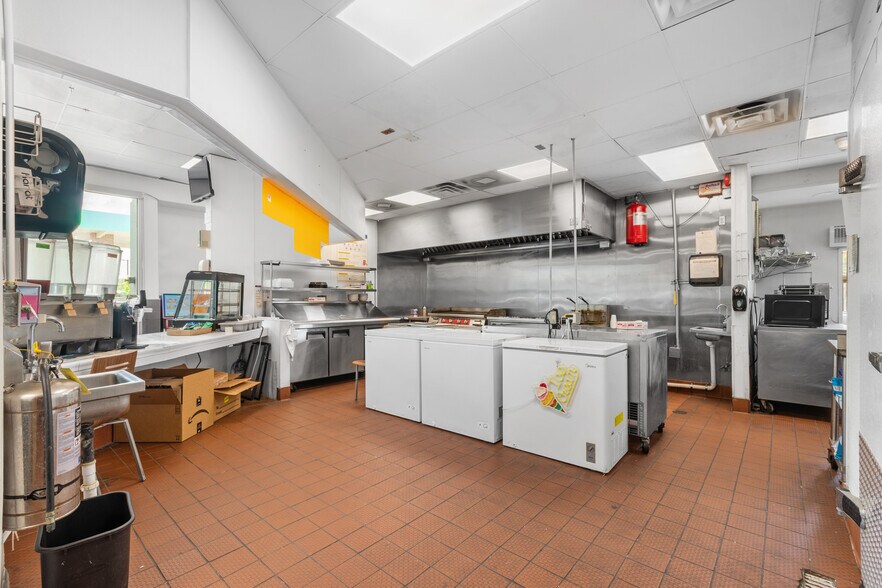 More Photos Of 2002 State Highway 66, Garland Service Station For Sale