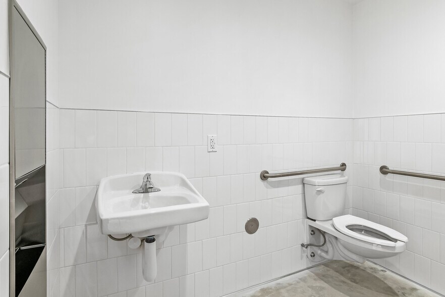 More Photos Of 450 Bay Shore St, San Francisco General Retail For Sale