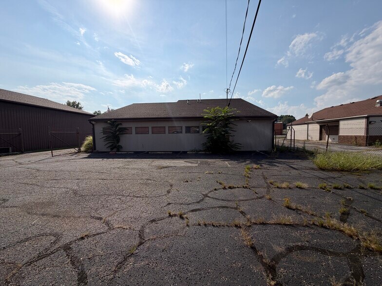 More Photos Of 47 Alice Dr, Akron Office For Lease