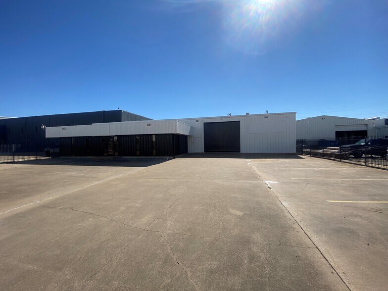 More Photos Of 2734 Burbank St, Dallas Warehouse For Lease