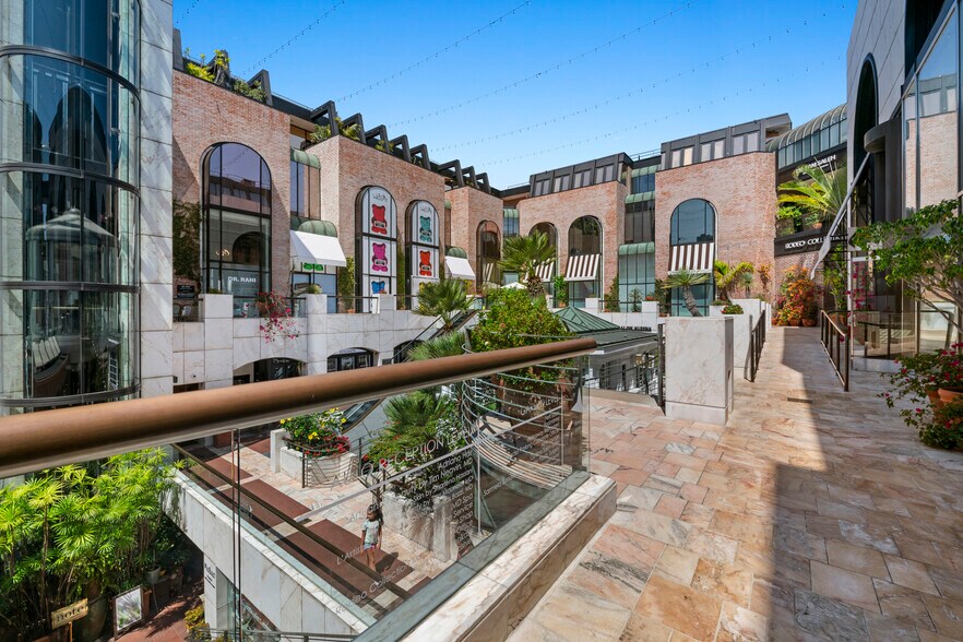 Primary Photo Of 413-445 N Rodeo Dr, Beverly Hills General Retail For Sale