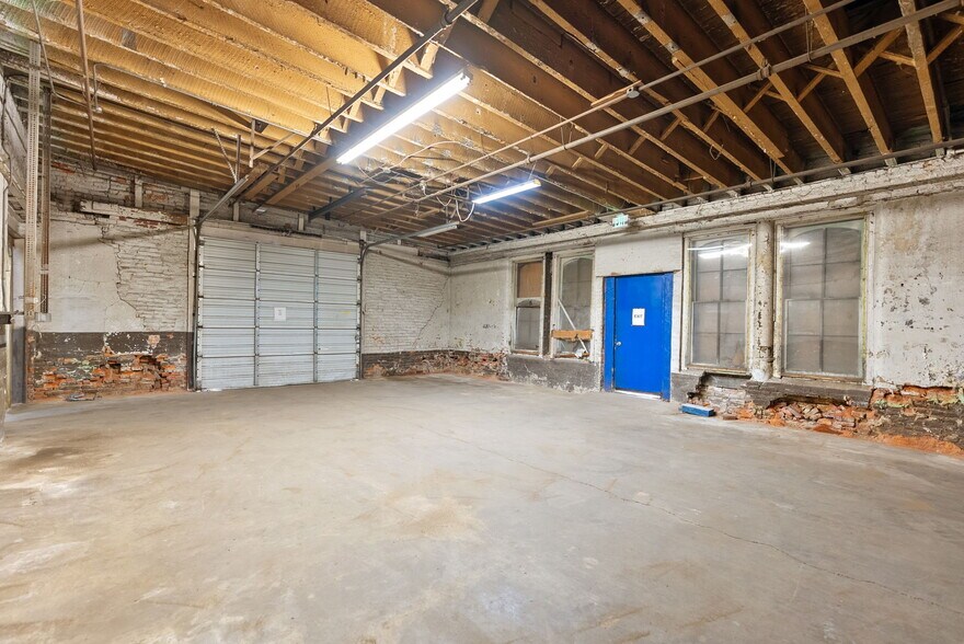 More Photos Of 314 E Market St, Warsaw Showroom For Sale