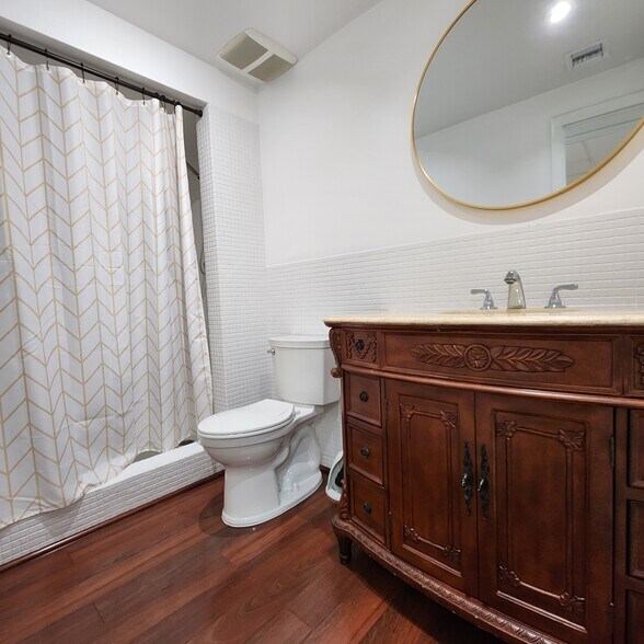 More Photos Of 460 W 84th St, Hialeah Showroom For Lease