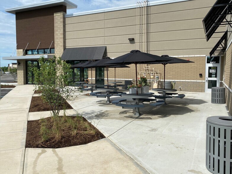 More Photos Of 14165 Cabela Pky, Noblesville Storefront For Lease