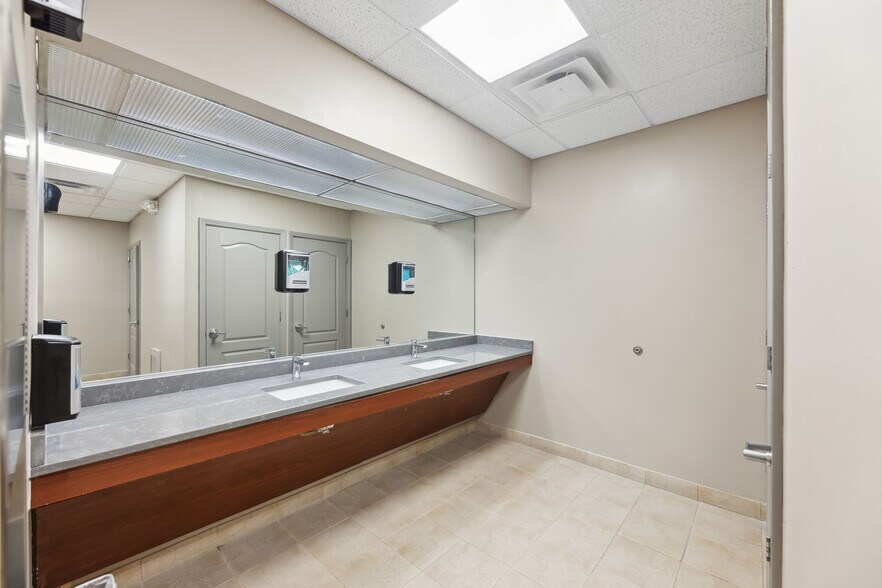 More Photos Of 9403 Kenwood Rd, Blue Ash Medical For Lease