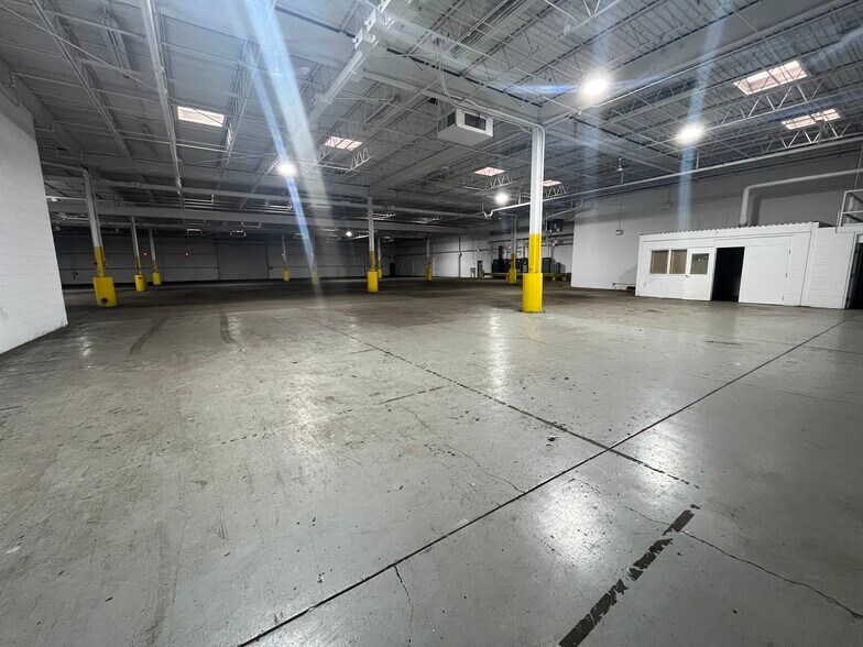 More Photos Of 333 W Washington Blvd, Mundelein Manufacturing For Sale