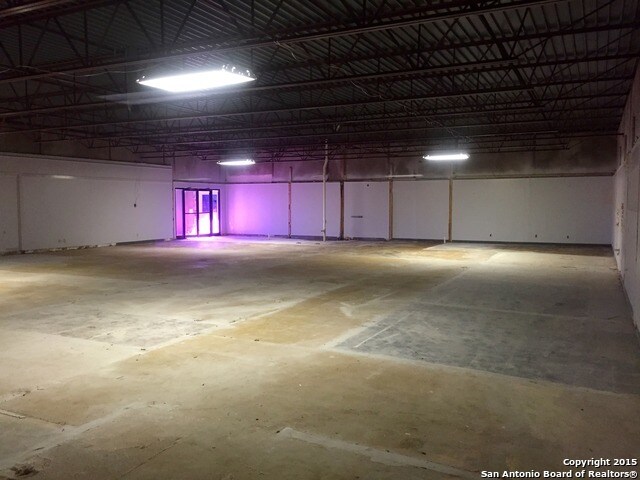 More Photos Of 1701 E State Highway 97, Jourdanton Flex For Lease
