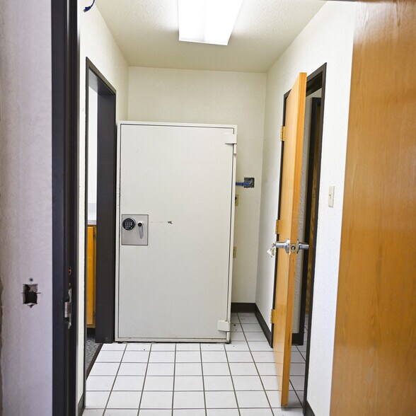 More Photos Of 117 Gordon Rd, Mingus Bank For Lease