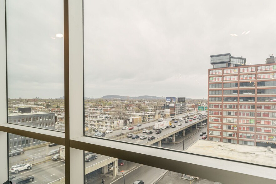 More Photos Of 3737 Boul Cremazie E, Montréal Office For Sale