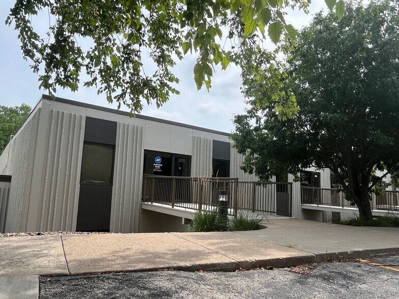 More Photos Of 1454 30th St, West Des Moines Office For Sale
